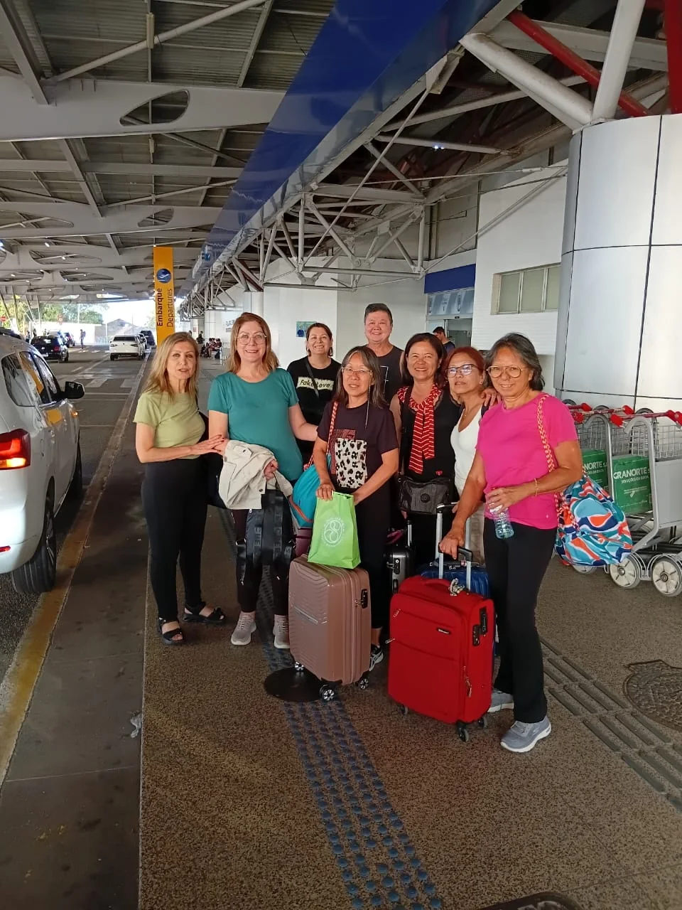 Grupo de clientes no aeroporto